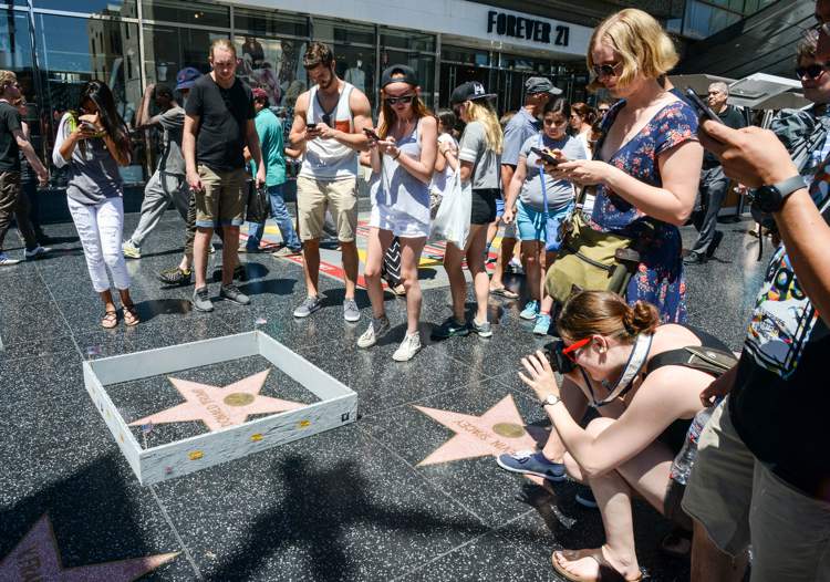 Plastic Jesus é o nome do artista de rua britânico, baseado em Los Angeles, que criou uma das intervenções artísticas mais legais que vi nos últimos meses. Usando do argumento separatista e racista do candidato a presidência americana, o artista resolveu criar um muro separando a estrela de Donald Trump em Hollywood do resto do mundo.