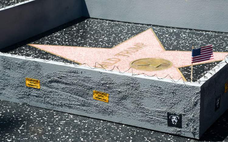Plastic Jesus é o nome do artista de rua britânico, baseado em Los Angeles, que criou uma das intervenções artísticas mais legais que vi nos últimos meses. Usando do argumento separatista e racista do candidato a presidência americana, o artista resolveu criar um muro separando a estrela de Donald Trump em Hollywood do resto do mundo.