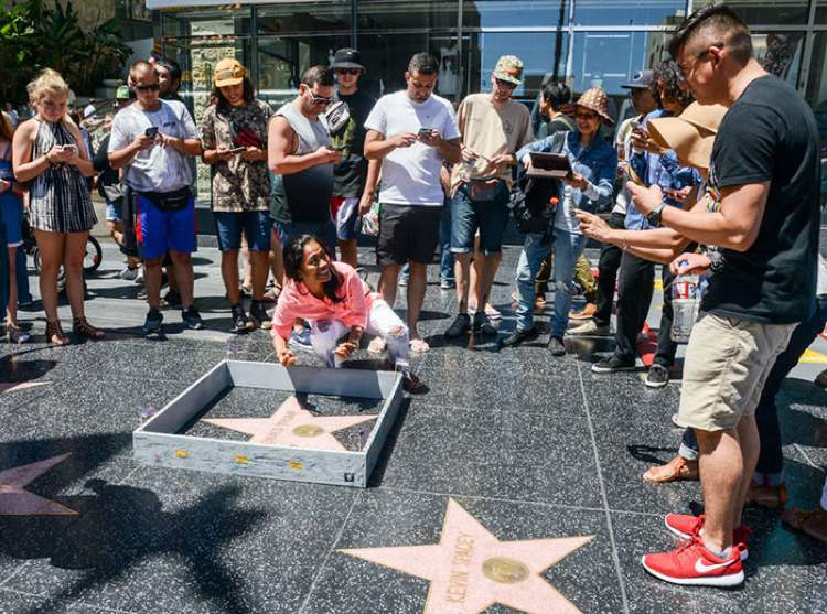 Plastic Jesus é o nome do artista de rua britânico, baseado em Los Angeles, que criou uma das intervenções artísticas mais legais que vi nos últimos meses. Usando do argumento separatista e racista do candidato a presidência americana, o artista resolveu criar um muro separando a estrela de Donald Trump em Hollywood do resto do mundo.