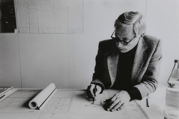 Motivado para passar para as novas gerações tudo que ele já fez e aprendeu, Dieter Rams permitiu que o filmmaker Gary Hustwit tivesse acesso completo a ele e a seu arquivo por duas semanas. Esse tempo de pesquisa vai culminar com Rams, o primeiro documentário sobre esse designer que, além de ter influenciado meio mundo, criou mais de 500 produtos.