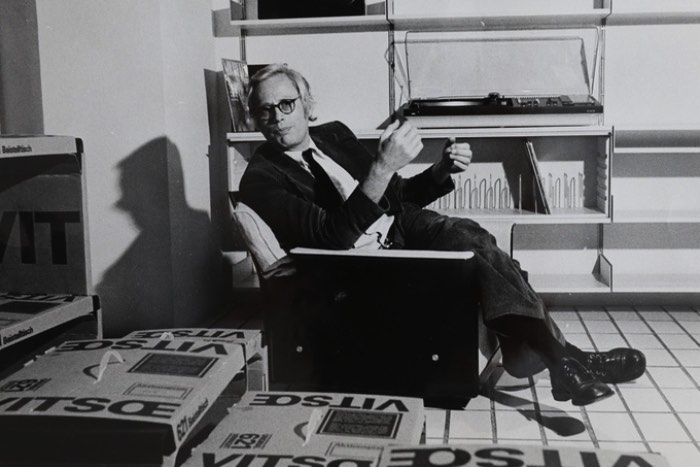 Motivado para passar para as novas gerações tudo que ele já fez e aprendeu, Dieter Rams permitiu que o filmmaker Gary Hustwit tivesse acesso completo a ele e a seu arquivo por duas semanas. Esse tempo de pesquisa vai culminar com Rams, o primeiro documentário sobre esse designer que, além de ter influenciado meio mundo, criou mais de 500 produtos.