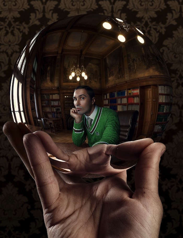 Alexei Sovertkov resolveu utilizar de pinturas e obras de arte do passado para criar sua série de fotografias onde ele reinventa o selfie de um jeito único. Utilizando de muita pós produção, a fotografias que você vai ver aqui são inspiradas em pinturas do passado. Obras essas que poderiam ser consideradas selfies hoje em dia. Afinal, elas são retratos de artistas utilizando a tecnologia que eles tinham a mão na época. Hoje temos celulares com câmeras, na época eles tinham a pintura.