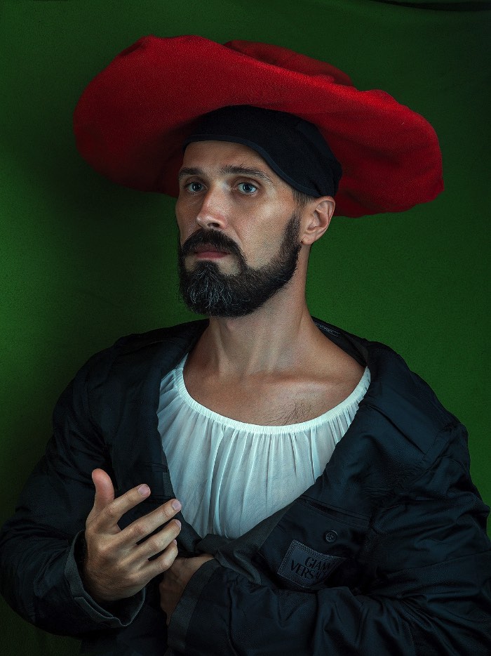 Alexei Sovertkov resolveu utilizar de pinturas e obras de arte do passado para criar sua série de fotografias onde ele reinventa o selfie de um jeito único. Utilizando de muita pós produção, a fotografias que você vai ver aqui são inspiradas em pinturas do passado. Obras essas que poderiam ser consideradas selfies hoje em dia. Afinal, elas são retratos de artistas utilizando a tecnologia que eles tinham a mão na época. Hoje temos celulares com câmeras, na época eles tinham a pintura.
