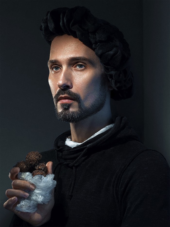 Alexei Sovertkov resolveu utilizar de pinturas e obras de arte do passado para criar sua série de fotografias onde ele reinventa o selfie de um jeito único. Utilizando de muita pós produção, a fotografias que você vai ver aqui são inspiradas em pinturas do passado. Obras essas que poderiam ser consideradas selfies hoje em dia. Afinal, elas são retratos de artistas utilizando a tecnologia que eles tinham a mão na época. Hoje temos celulares com câmeras, na época eles tinham a pintura.