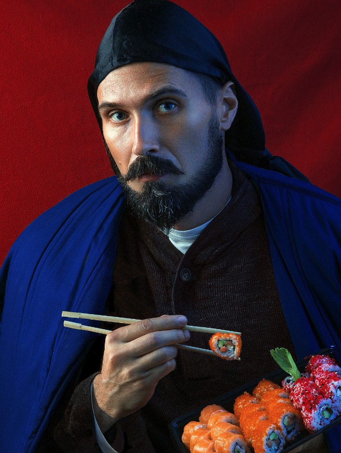 Alexei Sovertkov resolveu utilizar de pinturas e obras de arte do passado para criar sua série de fotografias onde ele reinventa o selfie de um jeito único. Utilizando de muita pós produção, a fotografias que você vai ver aqui são inspiradas em pinturas do passado. Obras essas que poderiam ser consideradas selfies hoje em dia. Afinal, elas são retratos de artistas utilizando a tecnologia que eles tinham a mão na época. Hoje temos celulares com câmeras, na época eles tinham a pintura.