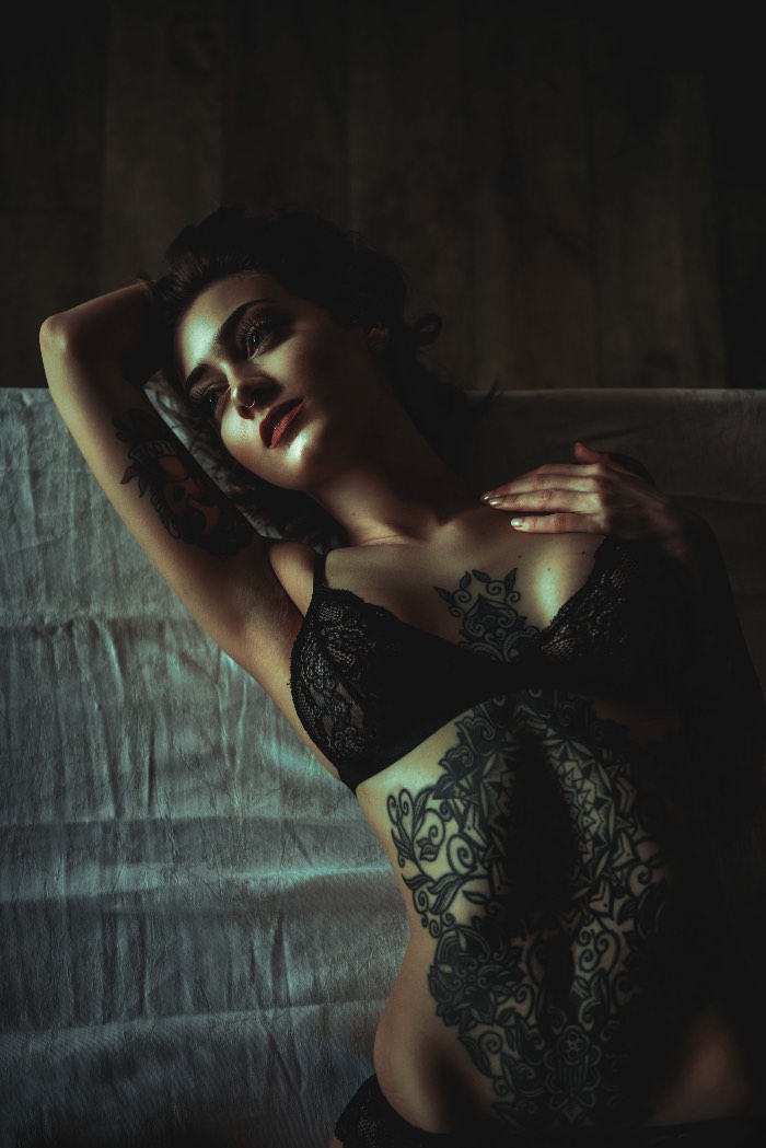 Chris Beasley é um designer gráfico e fotógrafo britânico baseado na região de West Midlands e cujo portfólio é repleto de fotografias mais que sensuais. Suas modelos são cobertas de tatuagens e parecem ter saído de um video de rock e, por isso mesmo, passei tempo demais olhando tudo que ele já fez.