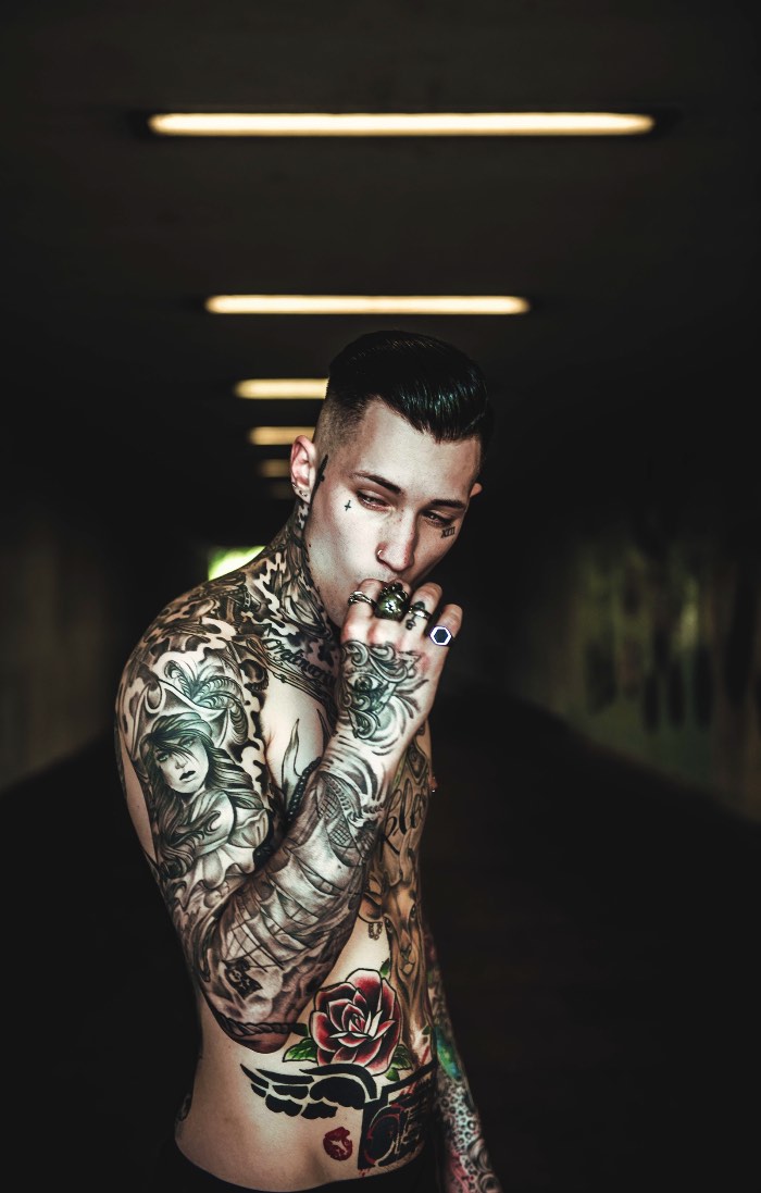 Chris Beasley é um designer gráfico e fotógrafo britânico baseado na região de West Midlands e cujo portfólio é repleto de fotografias mais que sensuais. Suas modelos são cobertas de tatuagens e parecem ter saído de um video de rock e, por isso mesmo, passei tempo demais olhando tudo que ele já fez.