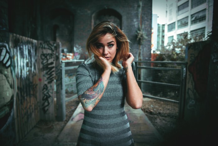 Chris Beasley é um designer gráfico e fotógrafo britânico baseado na região de West Midlands e cujo portfólio é repleto de fotografias mais que sensuais. Suas modelos são cobertas de tatuagens e parecem ter saído de um video de rock e, por isso mesmo, passei tempo demais olhando tudo que ele já fez.