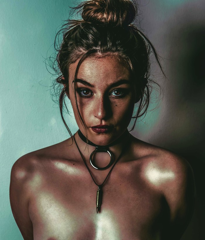 Chris Beasley é um designer gráfico e fotógrafo britânico baseado na região de West Midlands e cujo portfólio é repleto de fotografias mais que sensuais. Suas modelos são cobertas de tatuagens e parecem ter saído de um video de rock e, por isso mesmo, passei tempo demais olhando tudo que ele já fez.