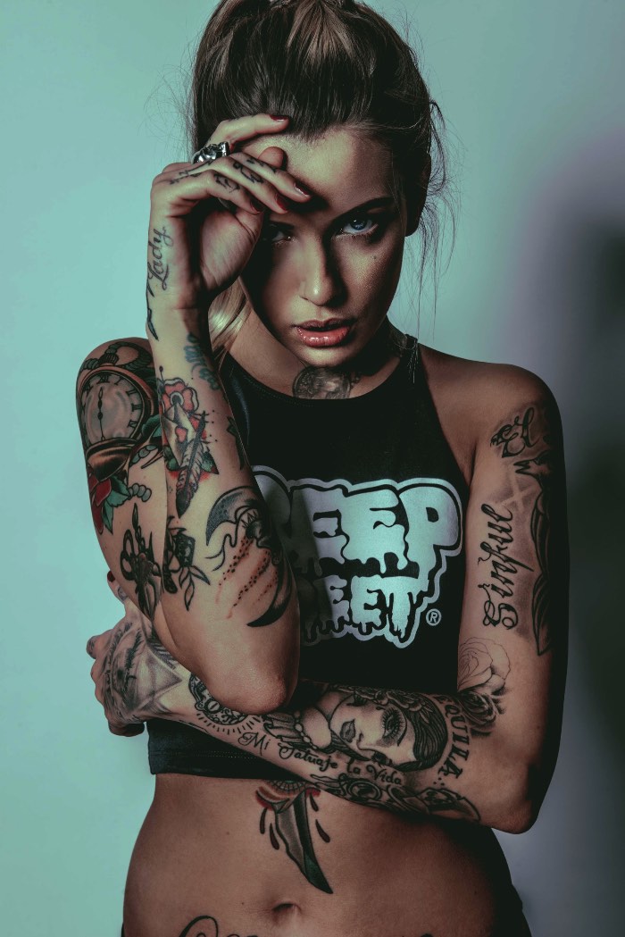 Chris Beasley é um designer gráfico e fotógrafo britânico baseado na região de West Midlands e cujo portfólio é repleto de fotografias mais que sensuais. Suas modelos são cobertas de tatuagens e parecem ter saído de um video de rock e, por isso mesmo, passei tempo demais olhando tudo que ele já fez.