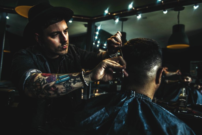 Chris Beasley é um designer gráfico e fotógrafo britânico baseado na região de West Midlands e cujo portfólio é repleto de fotografias mais que sensuais. Suas modelos são cobertas de tatuagens e parecem ter saído de um video de rock e, por isso mesmo, passei tempo demais olhando tudo que ele já fez.