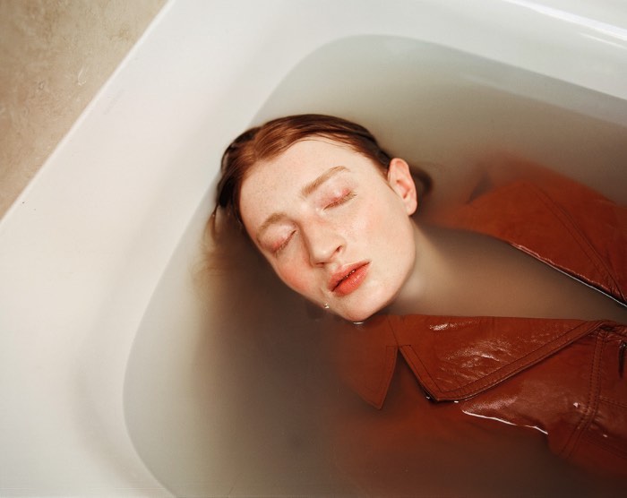 Steph Wilson é uma fotógrafa britânica, baseada em Londres, com um portfólio repleto de trabalhos bem interessantes para revistas como a Dazed, Vice, W Magazine. Sua fotografia tem pitadas de arte, moda e política e, acredito que, por isso mesmo, acaba sendo tão interessante navegar por tudo que ela já fez.