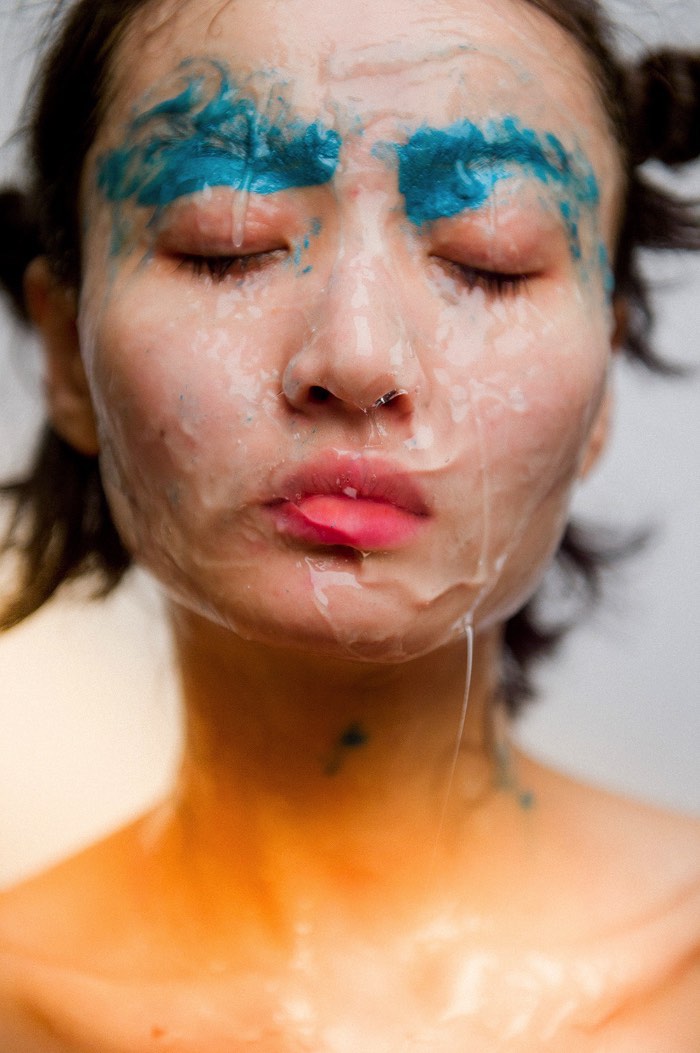 Steph Wilson é uma fotógrafa britânica, baseada em Londres, com um portfólio repleto de trabalhos bem interessantes para revistas como a Dazed, Vice, W Magazine. Sua fotografia tem pitadas de arte, moda e política e, acredito que, por isso mesmo, acaba sendo tão interessante navegar por tudo que ela já fez.