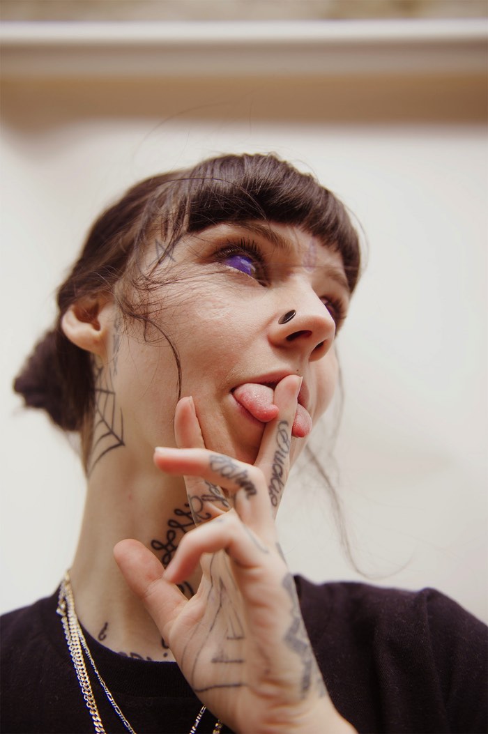 Steph Wilson é uma fotógrafa britânica, baseada em Londres, com um portfólio repleto de trabalhos bem interessantes para revistas como a Dazed, Vice, W Magazine. Sua fotografia tem pitadas de arte, moda e política e, acredito que, por isso mesmo, acaba sendo tão interessante navegar por tudo que ela já fez.
