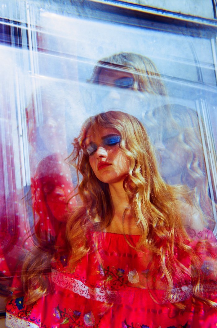Steph Wilson é uma fotógrafa britânica, baseada em Londres, com um portfólio repleto de trabalhos bem interessantes para revistas como a Dazed, Vice, W Magazine. Sua fotografia tem pitadas de arte, moda e política e, acredito que, por isso mesmo, acaba sendo tão interessante navegar por tudo que ela já fez.