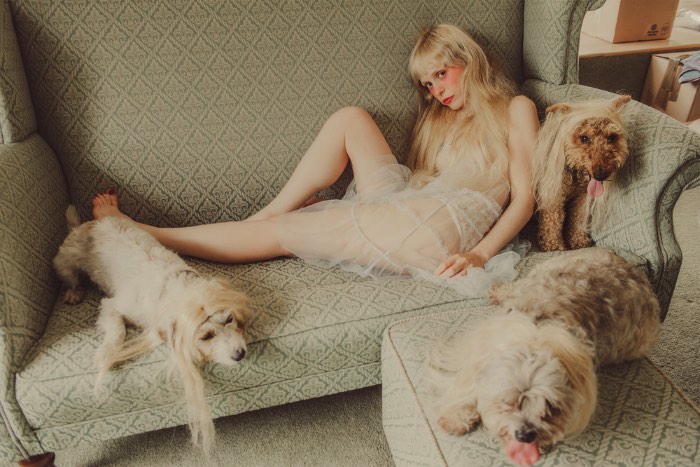 Steph Wilson é uma fotógrafa britânica, baseada em Londres, com um portfólio repleto de trabalhos bem interessantes para revistas como a Dazed, Vice, W Magazine. Sua fotografia tem pitadas de arte, moda e política e, acredito que, por isso mesmo, acaba sendo tão interessante navegar por tudo que ela já fez.