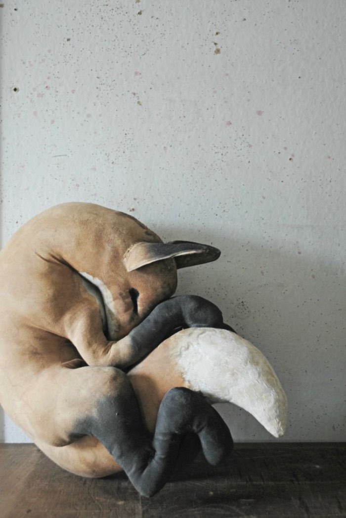 O trabalho de Mister Finch é meio complicado de categorizar. Isso acontece por que o que ele faz fica entre a escultura, a criação de animais de pelúcia e a costura. Afinal, ele cria grandes criaturas que parecem ter saído de livros de contos de fadas. 