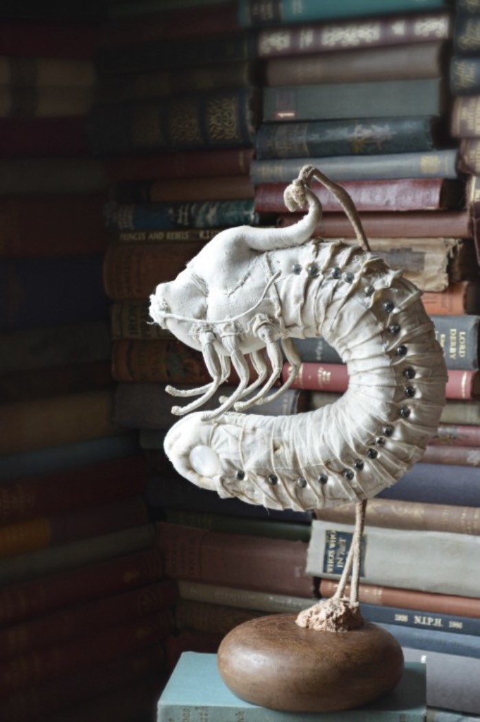 O trabalho de Mister Finch é meio complicado de categorizar. Isso acontece por que o que ele faz fica entre a escultura, a criação de animais de pelúcia e a costura. Afinal, ele cria grandes criaturas que parecem ter saído de livros de contos de fadas. 