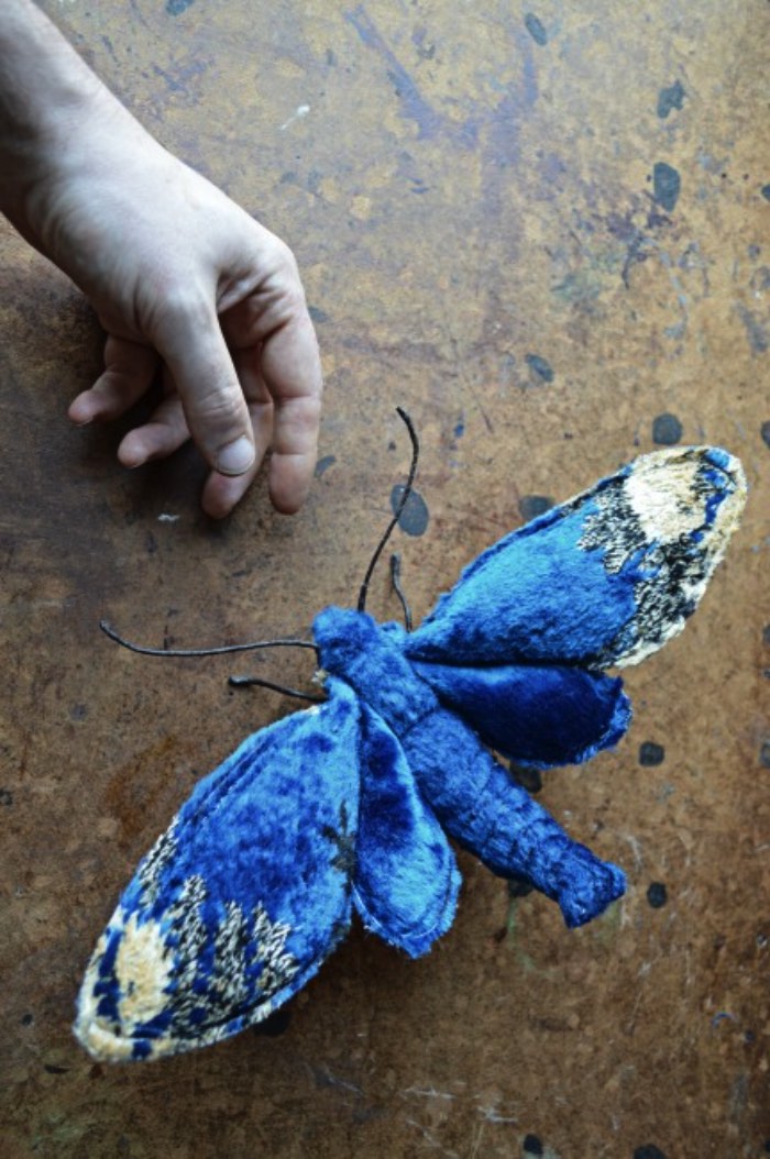 O trabalho de Mister Finch é meio complicado de categorizar. Isso acontece por que o que ele faz fica entre a escultura, a criação de animais de pelúcia e a costura. Afinal, ele cria grandes criaturas que parecem ter saído de livros de contos de fadas. 
