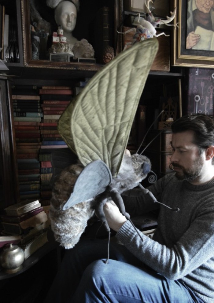 O trabalho de Mister Finch é meio complicado de categorizar. Isso acontece por que o que ele faz fica entre a escultura, a criação de animais de pelúcia e a costura. Afinal, ele cria grandes criaturas que parecem ter saído de livros de contos de fadas. 