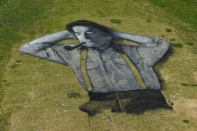 O artista conhecido como Saype acabou de completar uma das suas maiores obras de arte: um homem nas montanhas da Suíça. Ocupando mais de dez mil metros quadrados, a pintura ocupa as montanhas da região de Leysin, na Suíca e foi feita através da pintura da grama no local. 