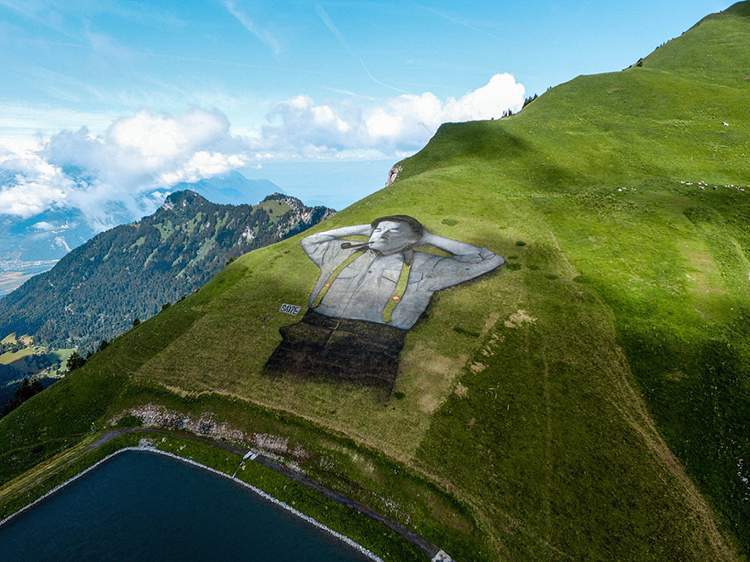 O artista conhecido como Saype acabou de completar uma das suas maiores obras de arte: um homem nas montanhas da Suíça. Ocupando mais de dez mil metros quadrados, a pintura ocupa as montanhas da região de Leysin, na Suíca e foi feita através da pintura da grama no local. 