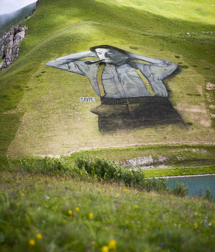 O artista conhecido como Saype acabou de completar uma das suas maiores obras de arte: um homem nas montanhas da Suíça. Ocupando mais de dez mil metros quadrados, a pintura ocupa as montanhas da região de Leysin, na Suíca e foi feita através da pintura da grama no local. 