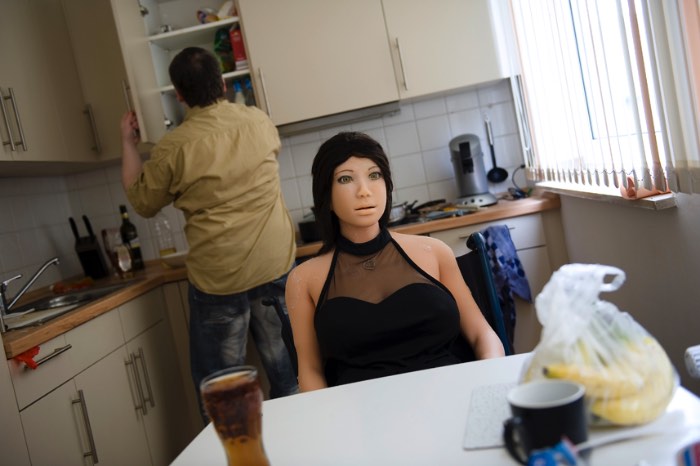 A fotógrafa alemã Sandra Hoyn tem um projeto bem interessante no seu portfolio, chamado Jenny’s Soul. Lá você vai ver como ela documentou o peculiar relacionamento de um homem e boneca. Ele teve seu nome alterado para Dirk, para evitar problemas pessoais, e ela foi chamada de Jenny e eles são um casal quase normal, se não fosse um pequeno detalhe.