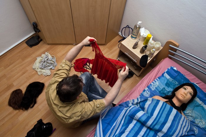 A fotógrafa alemã Sandra Hoyn tem um projeto bem interessante no seu portfolio, chamado Jenny’s Soul. Lá você vai ver como ela documentou o peculiar relacionamento de um homem e boneca. Ele teve seu nome alterado para Dirk, para evitar problemas pessoais, e ela foi chamada de Jenny e eles são um casal quase normal, se não fosse um pequeno detalhe.