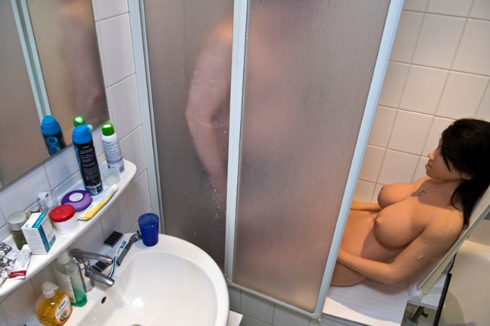 A fotógrafa alemã Sandra Hoyn tem um projeto bem interessante no seu portfolio, chamado Jenny’s Soul. Lá você vai ver como ela documentou o peculiar relacionamento de um homem e boneca. Ele teve seu nome alterado para Dirk, para evitar problemas pessoais, e ela foi chamada de Jenny e eles são um casal quase normal, se não fosse um pequeno detalhe.