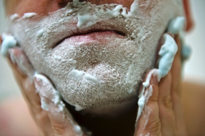 A fotógrafa alemã Sandra Hoyn tem um projeto bem interessante no seu portfolio, chamado Jenny’s Soul. Lá você vai ver como ela documentou o peculiar relacionamento de um homem e boneca. Ele teve seu nome alterado para Dirk, para evitar problemas pessoais, e ela foi chamada de Jenny e eles são um casal quase normal, se não fosse um pequeno detalhe.