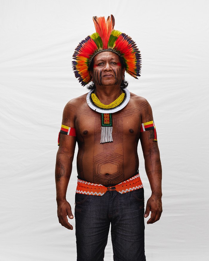 Somos Brasil é uma exposição multimídia e um livro criado pelo fotógrafo britânico Marcus Lyon. Nesse projeto ele explora a diversidade visual da identidade brasileira no século em que vivemos. Tudo isso através de retratos em alta resolução e um aplicativo que mostra um pouco do DNA da pessoa e o som ambiente enquanto a fotografia estava sendo feita.
