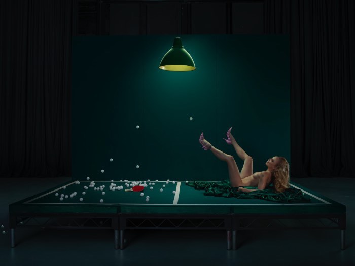 The Act é o nome dessa nova série de fotografias de Julia Fullerton-Batten onde ela explora e faz todos refletirem sobre a indústria do sexo através de imagens cinemáticas de mulheres usando seu corpo por dinheiro. Claro que todas as fotos abaixo não são muito bem recebidas no ambiente de trabalho e recebem o título de #NSFW sem pensar duas vezes.