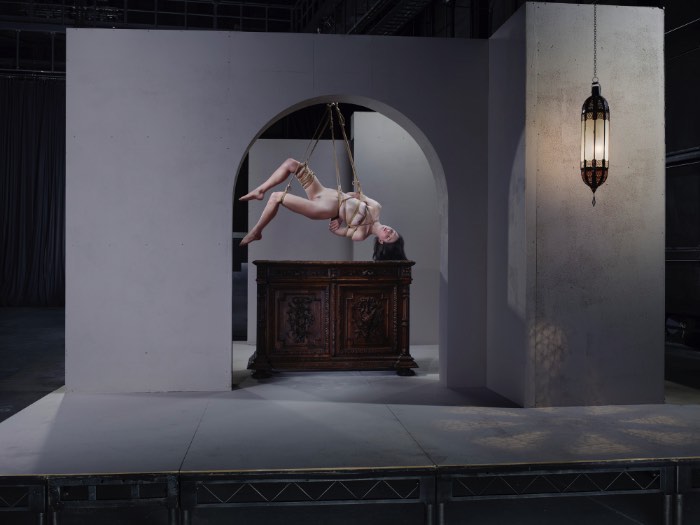The Act é o nome dessa nova série de fotografias de Julia Fullerton-Batten onde ela explora e faz todos refletirem sobre a indústria do sexo através de imagens cinemáticas de mulheres usando seu corpo por dinheiro. Claro que todas as fotos abaixo não são muito bem recebidas no ambiente de trabalho e recebem o título de #NSFW sem pensar duas vezes.