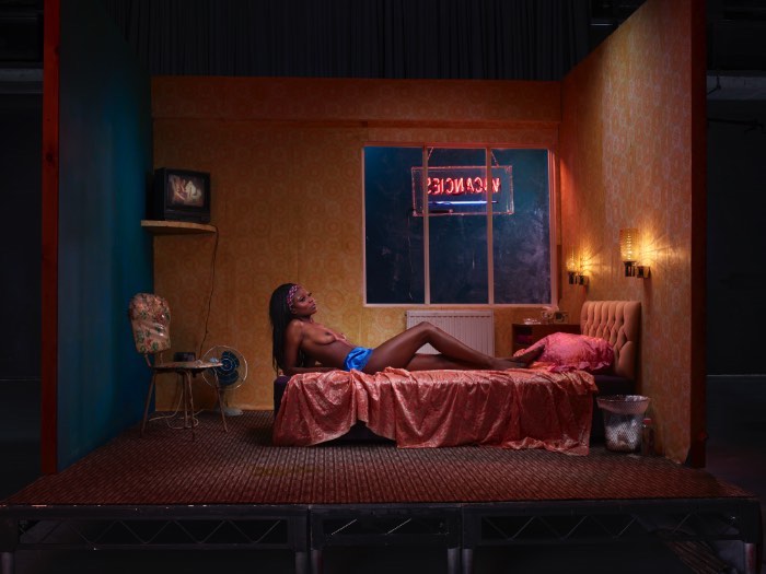 The Act é o nome dessa nova série de fotografias de Julia Fullerton-Batten onde ela explora e faz todos refletirem sobre a indústria do sexo através de imagens cinemáticas de mulheres usando seu corpo por dinheiro. Claro que todas as fotos abaixo não são muito bem recebidas no ambiente de trabalho e recebem o título de #NSFW sem pensar duas vezes.