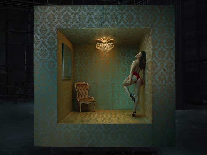 The Act é o nome dessa nova série de fotografias de Julia Fullerton-Batten onde ela explora e faz todos refletirem sobre a indústria do sexo através de imagens cinemáticas de mulheres usando seu corpo por dinheiro. Claro que todas as fotos abaixo não são muito bem recebidas no ambiente de trabalho e recebem o título de #NSFW sem pensar duas vezes.