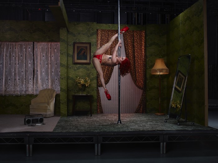 The Act é o nome dessa nova série de fotografias de Julia Fullerton-Batten onde ela explora e faz todos refletirem sobre a indústria do sexo através de imagens cinemáticas de mulheres usando seu corpo por dinheiro. Claro que todas as fotos abaixo não são muito bem recebidas no ambiente de trabalho e recebem o título de #NSFW sem pensar duas vezes.