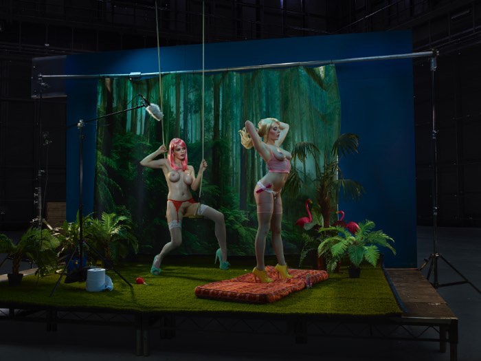 The Act é o nome dessa nova série de fotografias de Julia Fullerton-Batten onde ela explora e faz todos refletirem sobre a indústria do sexo através de imagens cinemáticas de mulheres usando seu corpo por dinheiro. Claro que todas as fotos abaixo não são muito bem recebidas no ambiente de trabalho e recebem o título de #NSFW sem pensar duas vezes.