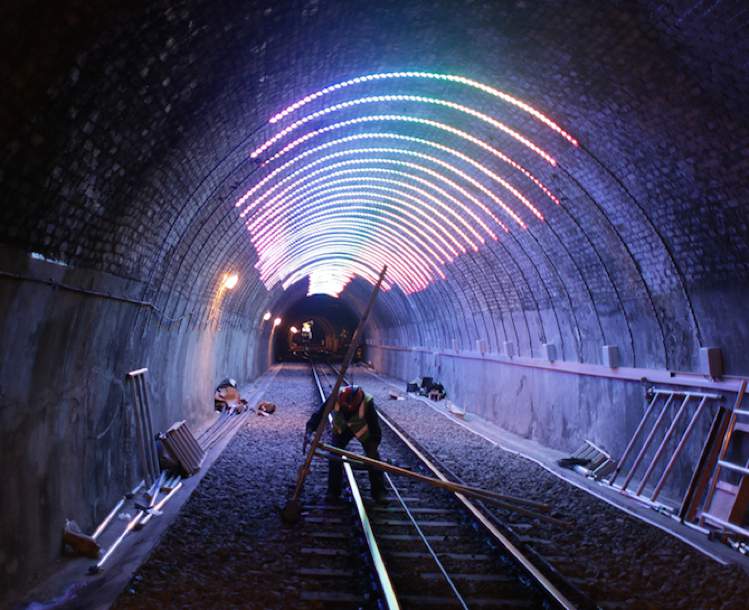 O designer Angus Muir é o responsável pelas imagens e pelo vídeo que você vai ver logo abaixo. Tudo isso por que ele transformou o túnel de um bonde em algo muito especial. A pedido da Wellington Cable Car Company, o designer transformou um túnel em uma instalação de arte repleta de luzes. 