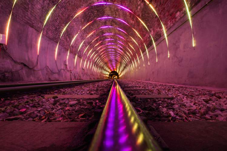 O designer Angus Muir é o responsável pelas imagens e pelo vídeo que você vai ver logo abaixo. Tudo isso por que ele transformou o túnel de um bonde em algo muito especial. A pedido da Wellington Cable Car Company, o designer transformou um túnel em uma instalação de arte repleta de luzes. 
