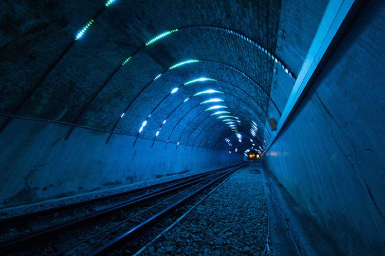 O designer Angus Muir é o responsável pelas imagens e pelo vídeo que você vai ver logo abaixo. Tudo isso por que ele transformou o túnel de um bonde em algo muito especial. A pedido da Wellington Cable Car Company, o designer transformou um túnel em uma instalação de arte repleta de luzes. 