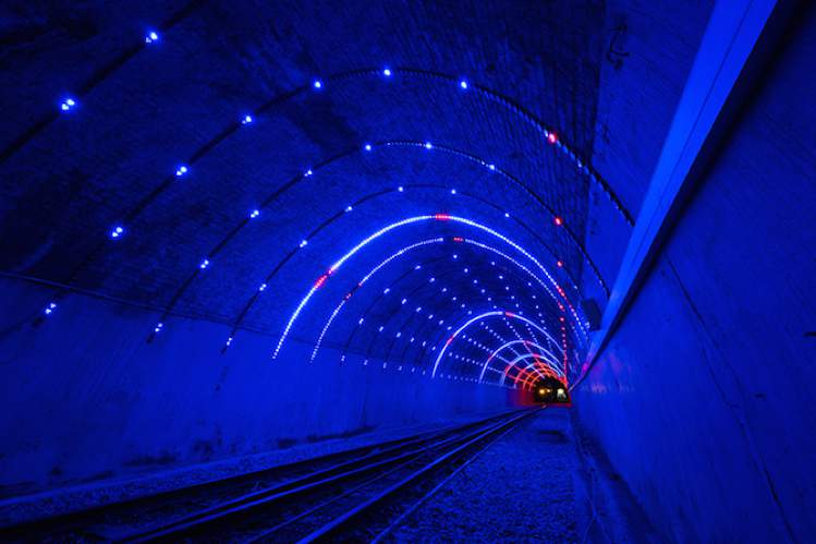 O designer Angus Muir é o responsável pelas imagens e pelo vídeo que você vai ver logo abaixo. Tudo isso por que ele transformou o túnel de um bonde em algo muito especial. A pedido da Wellington Cable Car Company, o designer transformou um túnel em uma instalação de arte repleta de luzes. 