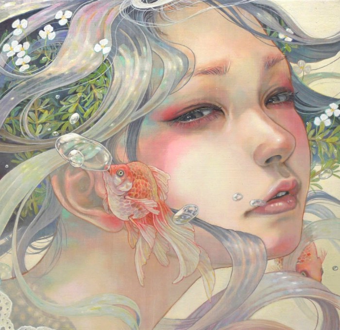 As pinturas a óleo de Miho Hirano tem um espírito e uma inspiração Pré Rafaelita, rejeitando poses mecânicas e composições elegantes. Pode não ser de propósito mas essa foi uma das referências visuais que apareceram na minha cabeça. Coloco a culpa disso tudo no fato de que a atmosfera de seus quadros parecem contar mais do que a narrativa dos mesmos, as modelos principais vem com uma expressão facial quase eufórica e existe uma atenção aos detalhes do mundo natural que não vemos sempre.