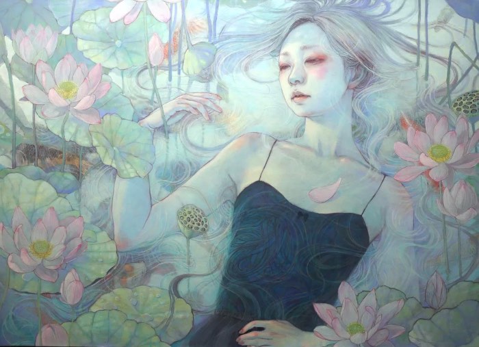 As pinturas a óleo de Miho Hirano tem um espírito e uma inspiração Pré Rafaelita, rejeitando poses mecânicas e composições elegantes. Pode não ser de propósito mas essa foi uma das referências visuais que apareceram na minha cabeça. Coloco a culpa disso tudo no fato de que a atmosfera de seus quadros parecem contar mais do que a narrativa dos mesmos, as modelos principais vem com uma expressão facial quase eufórica e existe uma atenção aos detalhes do mundo natural que não vemos sempre.
