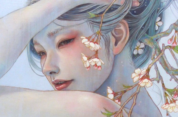 As pinturas a óleo de Miho Hirano tem um espírito e uma inspiração Pré Rafaelita, rejeitando poses mecânicas e composições elegantes. Pode não ser de propósito mas essa foi uma das referências visuais que apareceram na minha cabeça. Coloco a culpa disso tudo no fato de que a atmosfera de seus quadros parecem contar mais do que a narrativa dos mesmos, as modelos principais vem com uma expressão facial quase eufórica e existe uma atenção aos detalhes do mundo natural que não vemos sempre.