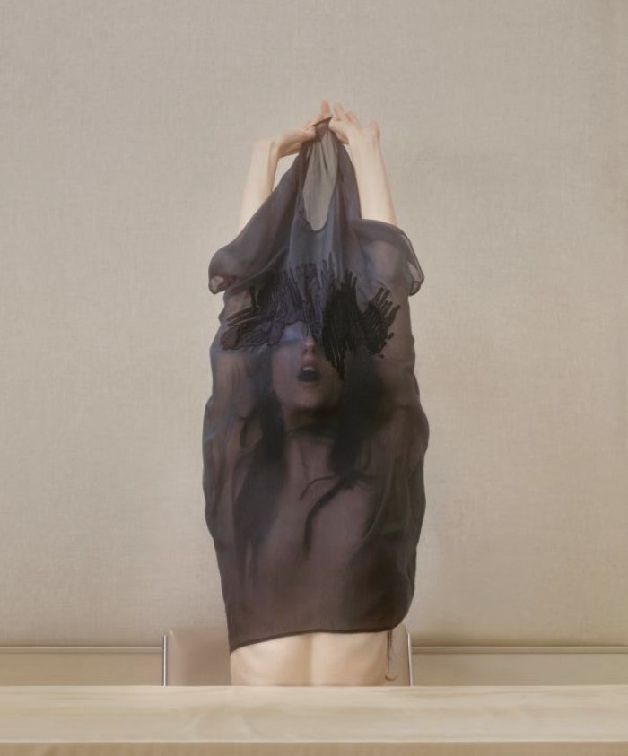 Existe algo meio perturbador nas fotografias de Casper Sejersen. Em uma das imagens, podemos ver uma mulher de costas para a câmera, olhando para uma parede, completamente nua. Em outra foto, vemos ela rejeitando um homem que parece estar tentando agarrá-la. Em outra série de fotos chamada Wish You Were Here e Man About Town mostra um modelo com feições muito similares a de David Bowie. Todas essas fotos vem com uma calma estranha, quase tétrica. E talvez seja isso mesmo que tenha deixado a impressão de estranheza nas fotografias aqui.