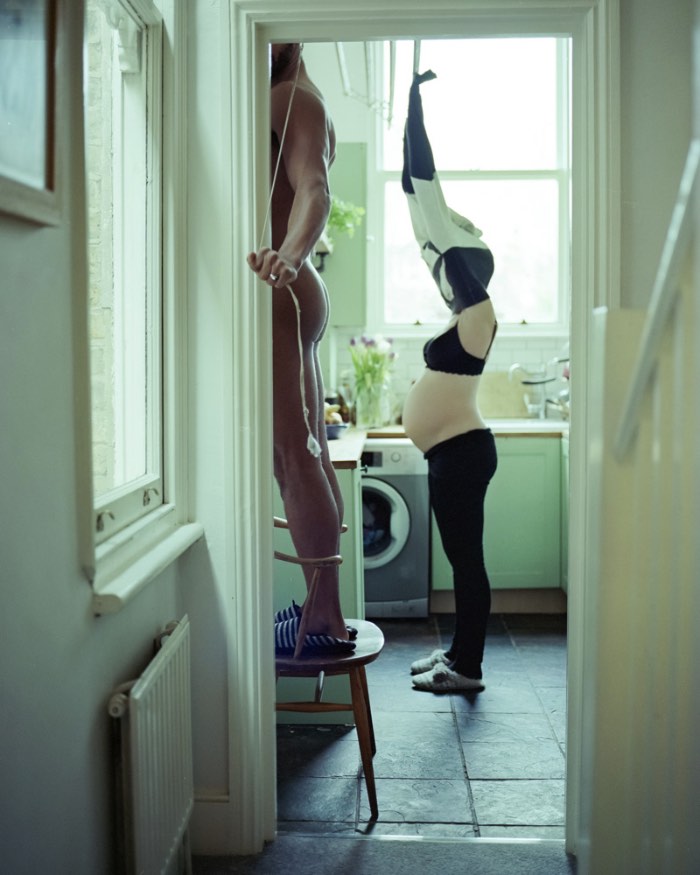 AdeY é um fotógrafo britânico que mora em Malmö, na Suécia. É de lá que ele captura os momentos que você poderá ver na fotos logo abaixo. Momentos esses que mostram um pouco de humor, isolamento, ansiedade, depressão e opressão social. Seu trabalho tenta reconhecer que nós, como seres humanos, não mudamos apenas em relação ao nosso meio ambiente mas que o meio ambiente também se adapta aquilo que nós nos tornamos. 