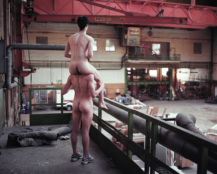 AdeY é um fotógrafo britânico que mora em Malmö, na Suécia. É de lá que ele captura os momentos que você poderá ver na fotos logo abaixo. Momentos esses que mostram um pouco de humor, isolamento, ansiedade, depressão e opressão social. Seu trabalho tenta reconhecer que nós, como seres humanos, não mudamos apenas em relação ao nosso meio ambiente mas que o meio ambiente também se adapta aquilo que nós nos tornamos. 