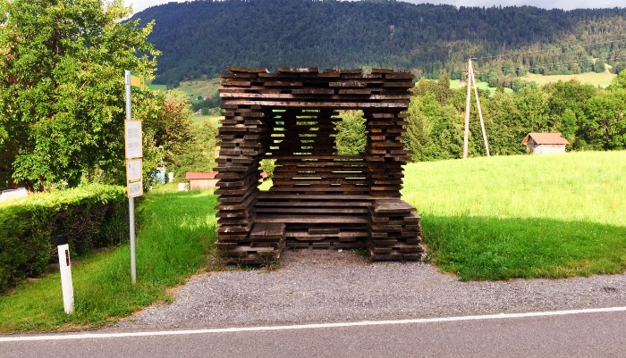 Os Pontos de Ônibus de Krumbach na Áustria - O pessoal do Ensamble Studio da Espanha criou um ponto de ônibus um pouco estranho e que parece um pouco fora do lugar. Isso por que o local parece com algo que vi todos os dias durante minha viagem a Vorarlberg. Afinal, a inspiração para esse ponto de ônibus veio da forma com a qual a madeira é empilhada para secar na região.