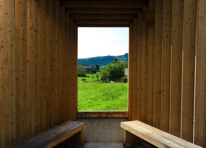 Wang Shu e Lu Wenyu do Amateur Architecture Studio criaram o meu ponto de ônibus favorito entre todos aqueles que vi em Krumbach. O conceito aqui é um pouco mais complicado do que o normal e envolve um abrigo de madeira com uma estrutura similar a de uma câmera obscura.